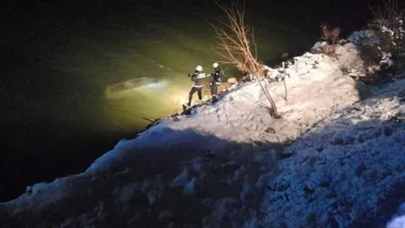 O maşină a plonjat în Dunăre în urma unui accident. Scafandrii fac căutări