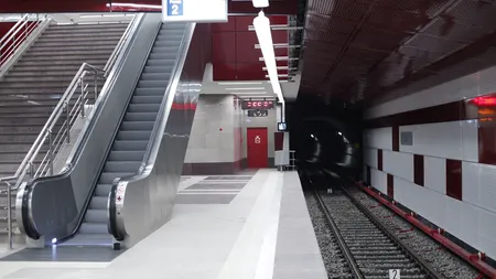 Accident la metroul de la Universitate. S-a prăbuşit tavanul peste un bărbat, deasupra scărilor rulante