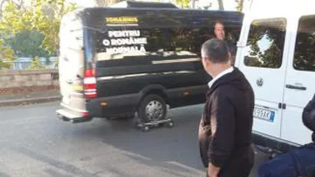 Microbuzul de campanie al lui Klaus Iohannis, ridicat din stradă, la Roma. Imagini de la acţiunea poliţiei FOTO