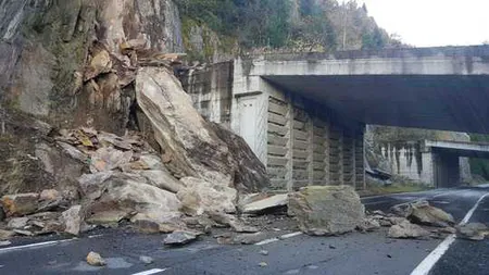 Cădere de pietre pe Transfăgărăşan, drumul a fost blocat FOTO