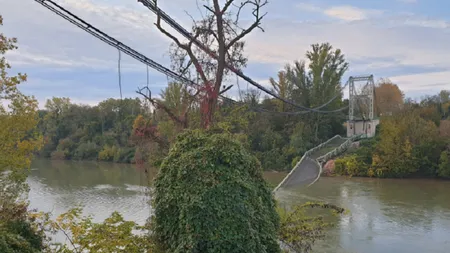 Un camion şi o maşină au căzut în râu, în urma surpării unui pod metalic FOTO