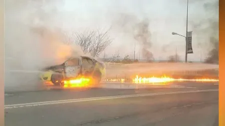 Incendiu pe podul de la Pipera. O maşină a fost distrusă. Traficul în zonă a fost blocat