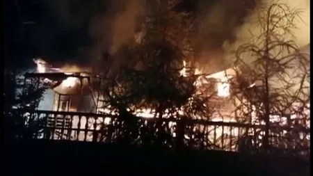 Incendiu violent la o cabană din Vatra Dornei, judeţul Suceava
