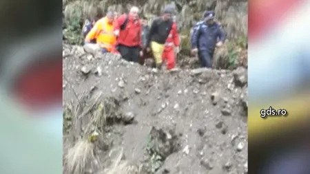 Pădurar salvat cu greu după ce a căzut între stânci