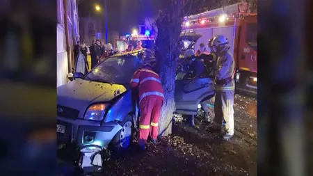Patru tinere rănite grav după ce au intrat cu maşina în copac