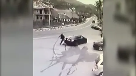 Un bătrân în baston, lovit de maşină. Şoferiţa şi-a văzut departe de drum ca şi cum nimic nu s-a întâmplat