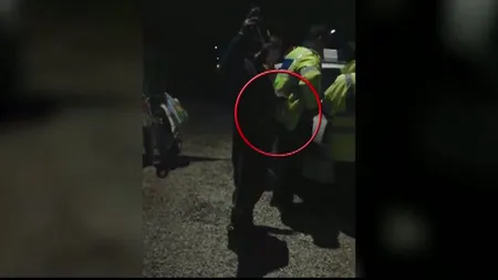 Poliţist tâlhărit în timp ce era în misiune. Fapta a fost filmată - VIDEO