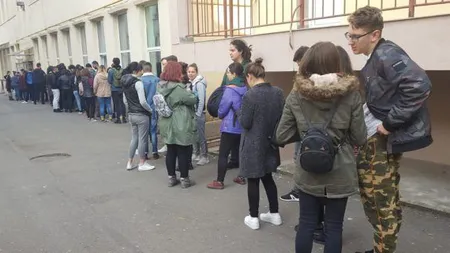 Cozi la alegerile prezidenţiale 2019, în România. Studenţii aşteaptă să voteze la secţiile din apropierea caminelor