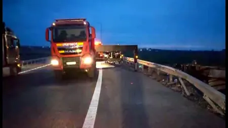 Un TIR a luat foc după ce s-a răsturnat pe Autostrada Soarelui