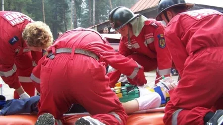Un bolnav psihic din Argeş a fost împuşcat de poliţişti, după ce a agresat mai mulţi oameni şi i-a ameninţat pe oamenii legii