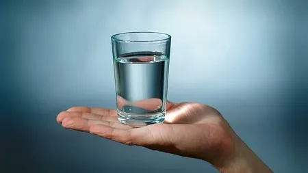 Era sărac şi căuta bani pentru şcoală. A fost ajutat de o fată. Ce s-a întâmplat peste ani
