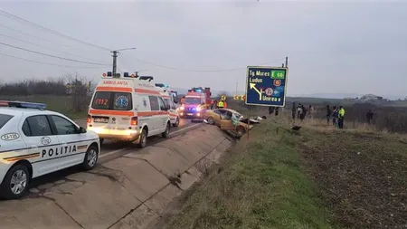 Doi bărbaţi au murit pe loc într-un teribil accident. Un autoturism şi o autoutilitară s-au ciocnit frontal