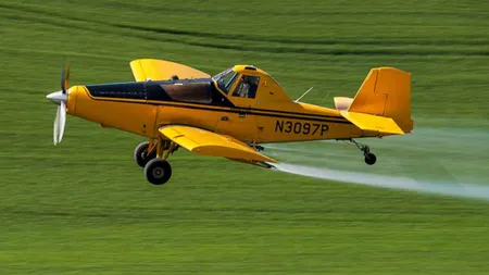 Un orăşel a fost sfinţit cu 400 de litri de apă dispersată din avion