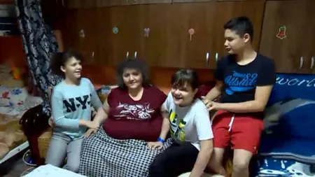 Mănâncă dintr-o pâine două zile şi locuiesc cu bunica într-o garsonieră de 16 mp. Speră ca Moş Crăciun să le aducă o bicicletă
