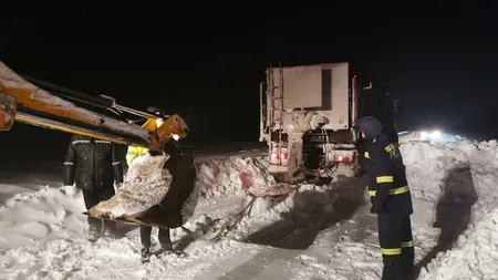 Persoane ajutate de pompieri, după ce au rămas în mai multe maşini înzăpezite