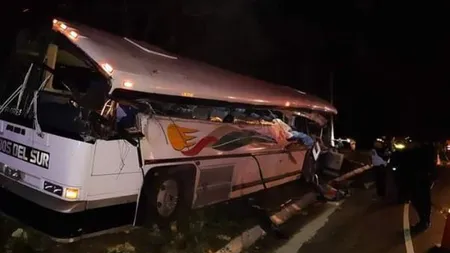 Carnagiu după coliziunea dintre un camion şi un autocar, cel puţin 20 de morţi. 