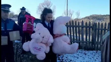 Fetiţa de 8 ani dispărută după ce şi-a căutat bunicul în pădure a primit cadou de la salvatori. VIDEO emoţionant de Moş Nicolae