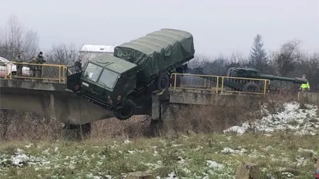 Un camion al Armatei a rămas suspendat de un pod după un accident în Dej. Tunul tractat l-a ţinut să nu cadă