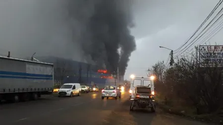 Incendiu de proporţii la Câmpia Turzii, aparatură de 2,5 milioane euro mistuită de flăcări. Imagini de la faţa locului VIDEO