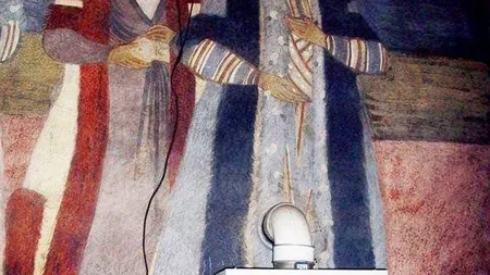 Un instalator a distrus o pictură veche de 200 de ani din biserica Sfântul Nicolae. A montat centrala termică peste ea FOTO