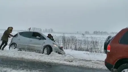 Accidente grave din cauza vreme pe mai multe drumuri din ţară. Maşină căzută în râpă în Argeş, autoturisme derapate în Botoaşni