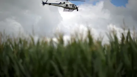 Şi-a aruncat Mercedes-ul din elicopter, după ce a pierdut un pariu. Imagini senzaţionale cu bolidul aruncat de la 300 metri VIDEO