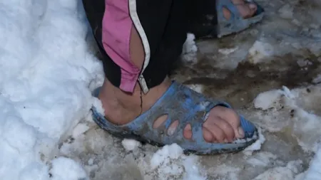 Povestea care a înduioşat o ţară întreagă. A mers desculţă prin zăpadă cu frăţiorul în braţe după o pană de curent
