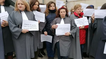 Cătălin Predoiu s-a întâlnit cu grefierii care protestează faţă de ordonanţa ce elimină pensiile de serviciu