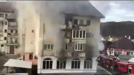 Incendiu PUTERNIC într-un bloc din Bistriţa Năsăud. Locatarii au fost evacuaţi de urgenţă