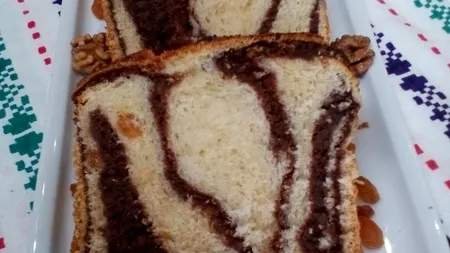 Cozonac moldovenesc cu cremă de nucă şi ciocolată