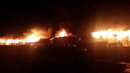 Incendiu puternic în Afumaţi. A ars un depozit de aproape 4.000 de metri pătrati. A fost transmis un mesaj RO-Alert