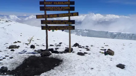 Alpinistul cu Ochii Albi a cucerit lumea. Alex Benchea, primul alpinist român nevăzător care a escaladat Kilimanjaro FOTO