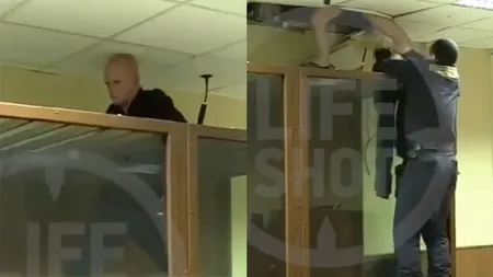 Acuzat că şi-a ucis sora, a încercat să evadeze prin tavanul boxei acuzaţilor. A rămas blocat şi cu pantalonii în vine VIDEO
