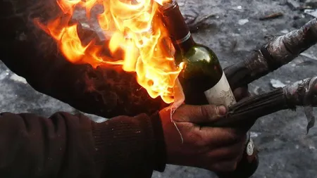 Răzbunare mafiotă a interlopilor din Craiova. Au atacat o casă cu cockteiluri Molotov, momentul a fost surprins de camere VIDEO