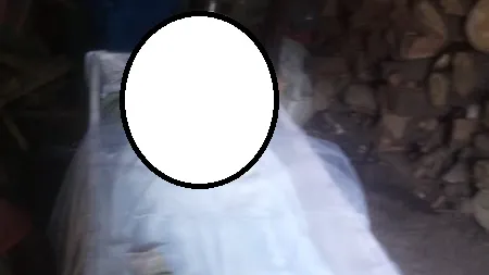 Caz revoltător în Vrancea! Doi morţi, ţinuţi în magazia de lemne de preot pentru că erau prea săraci VIDEO