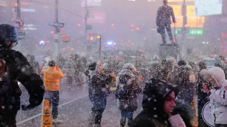 Fenomen meteo bizar, la New York. Un nor ciudat a învăluit oraşul şi a lăsat în urmă un strat de zăpadă VIDEO