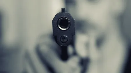 Angajaţii unui magazin, ameninţaţi cu un pistol de jucărie de un client nemulţumit. Bărbatul, reţinut pentru 24 de ore