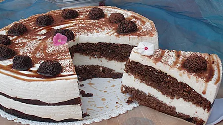 Retete de Revelion: Tort cu crema fina de branzica si trufe de ciocolata