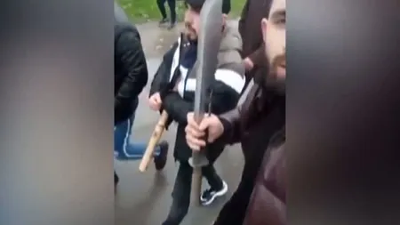 Scandal cu bâte, macete şi săbii în stradă de Ziua Naţională. Totul a fost transmis live pe Facebook