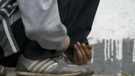 Un nou caz grav de sclavie în România. Un băiat şi o fată, păziţi cu câinii şi obligaţi să aibă grijă de animale