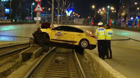 Accident grav în Bucureşti. Un taxi a intrat cu maşina în stâlp în Pasajul Lujerului