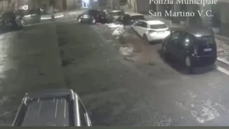 Momentul în care un râu subteran sparge asfaltul şi inundă străzile în San Martino - VIDEO