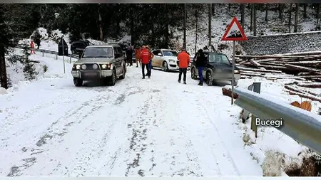 Ninsori şi viscol în România. Maşini înzăpezite, turişti salvaţi din nămeţi