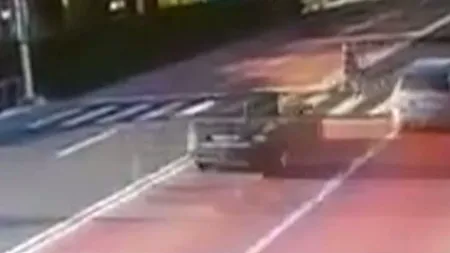 Femeie spulberată de o maşină condusă de o tânără de 20 de ani pe trecerea de pietoni