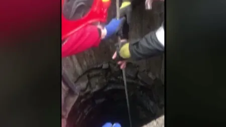 Operaţiune de salvare dramatică! O tânără a căzut într-o fântână adâncă de 28 de metri