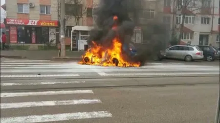Imaginile zilei: O şoferiţă de 19 ani s-a salvat în ultima clipă dintr-o maşină care a luat foc în trafic