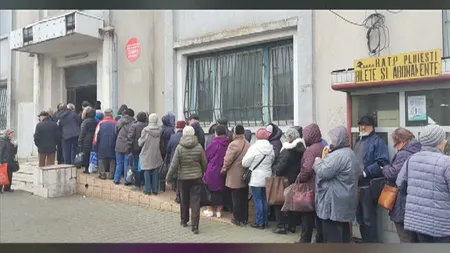 Coadă în stradă pentru alimente gratuite înainte de Crăciun - IMAGINILE ZILEI