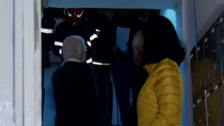 Locatarii unui bloc din Zalău, evacuaţi întrucât la subsol se simte miros puternic de gaz