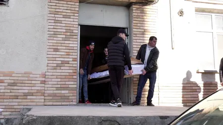 Tatal tânarului mort în lac a venit să îl vadă în sicriu. L-a abandonat de mic şi nu-l mai văzuse de trei ani VIDEO