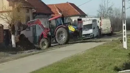 Primarul i-a înapoiat molozul aruncat pe câmp cu excavatorul direct în curte VIDEO